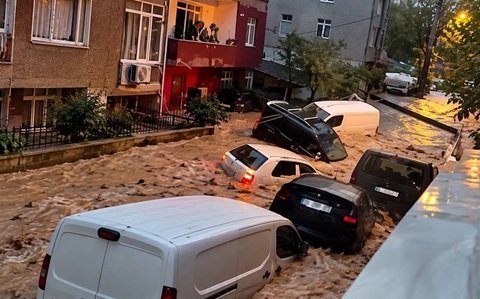 istanbul-u-sel-aldi-1-277-su-baskini-15-heyelan-binlerce-yardim-cagrisi.jpg.0c973b8cee715b7ae32205be2e9d9d20.jpg